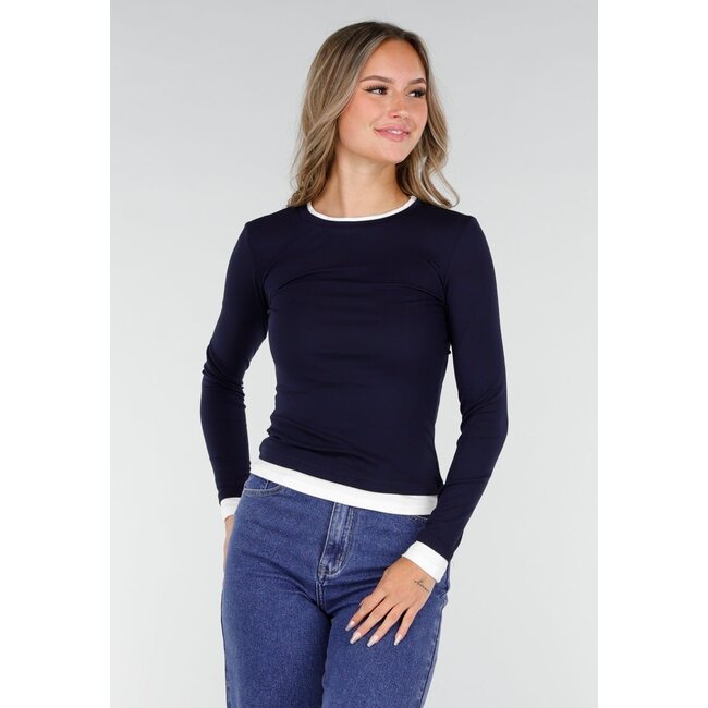Dunkelblaues langärmeliges Top mit weißen Bündchen an Hals und Ärmeln