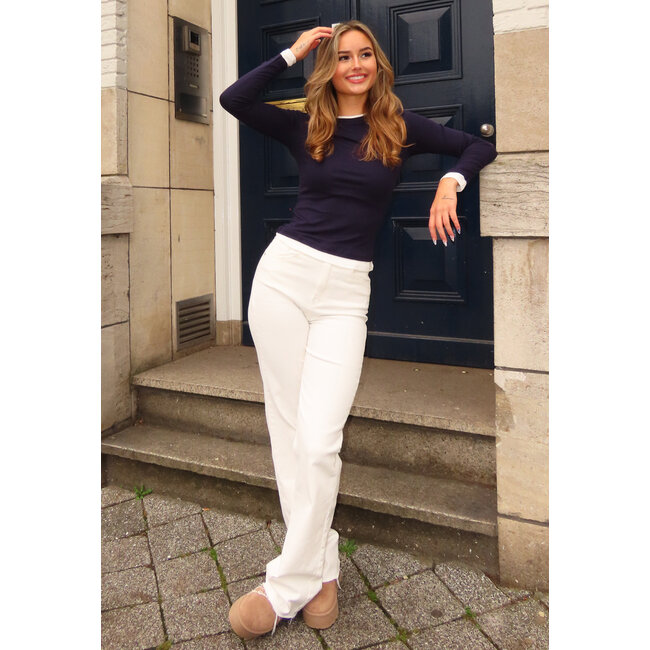 Dunkelblaues langärmeliges Top mit weißen Bündchen an Hals und Ärmeln