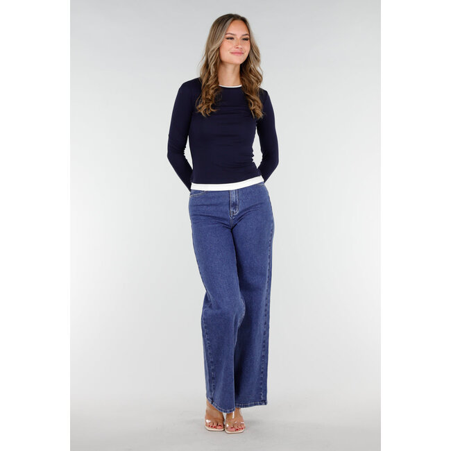 Dunkelblaues langärmeliges Top mit weißen Bündchen an Hals und Ärmeln