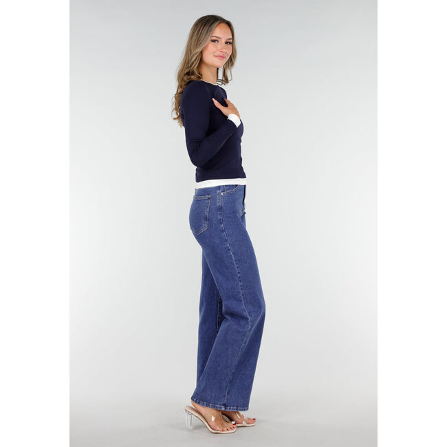 Dunkelblaues langärmeliges Top mit weißen Bündchen an Hals und Ärmeln