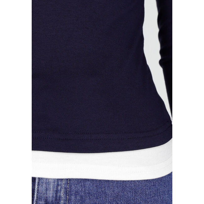 Dunkelblaues langärmeliges Top mit weißen Bündchen an Hals und Ärmeln