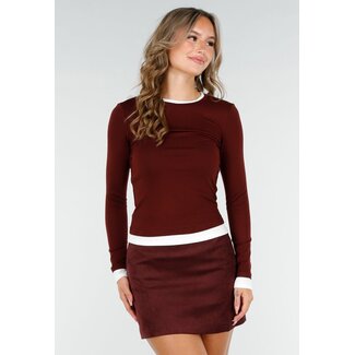 Bordeauxfarbenes Top mit weißen Manschetten