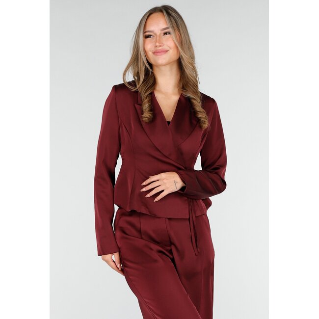 Bordeauxroter Wickelblazer