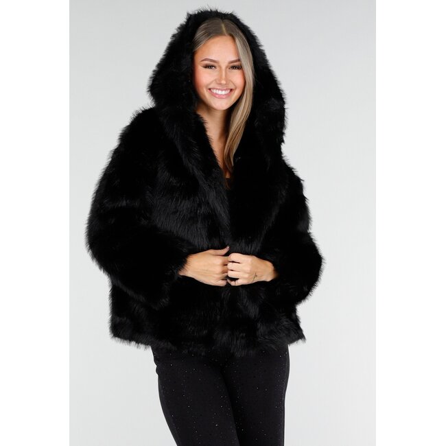 Schwarze Kunstfelljacke mit Kapuze