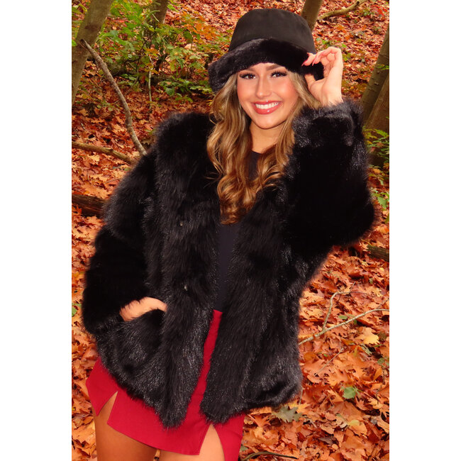 Schwarze Kunstfelljacke mit Kapuze