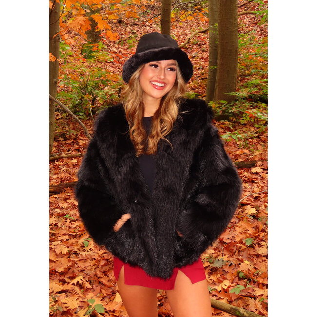 Schwarze Kunstfelljacke mit Kapuze