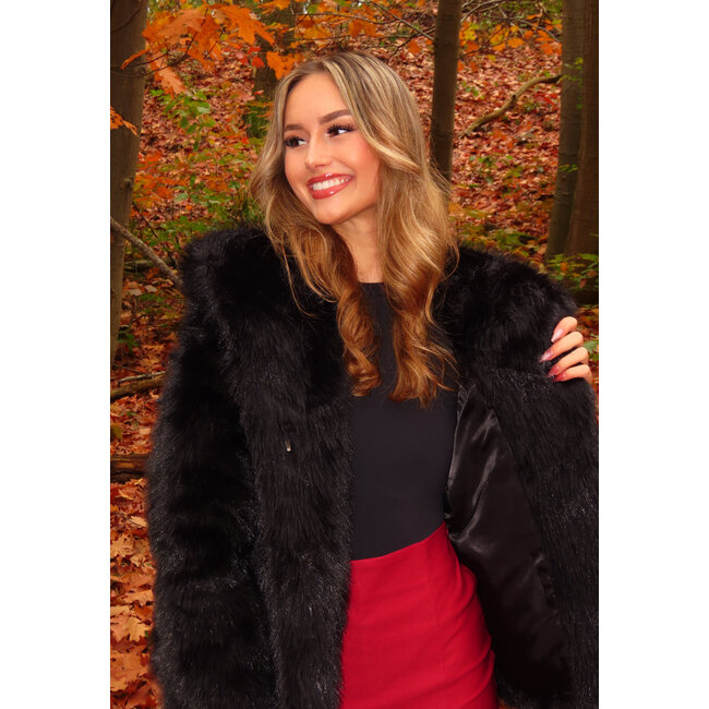 Schwarze Kunstfelljacke mit Kapuze