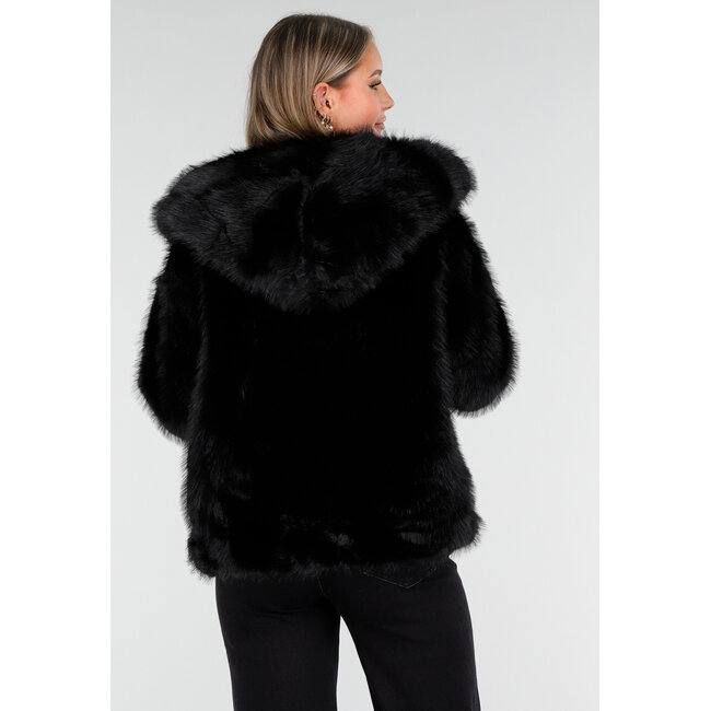 Schwarze Kunstfelljacke mit Kapuze