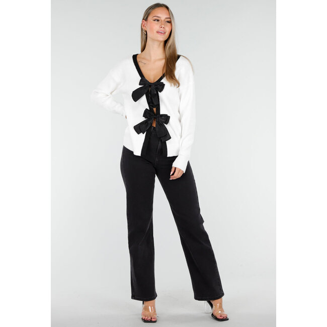 Weißer Cardigan mit schwarzen Schleifen und langen Ärmeln