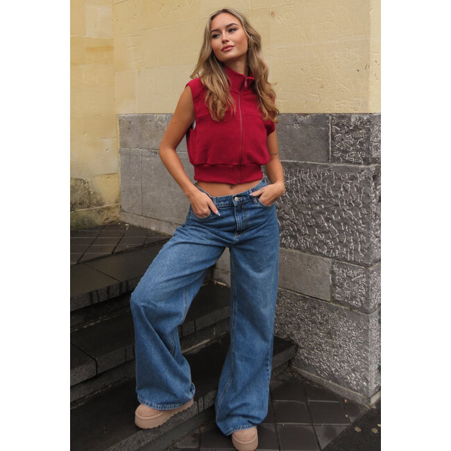 Ärmellose Strickjacke in Bordeaux mit hohem Kragen