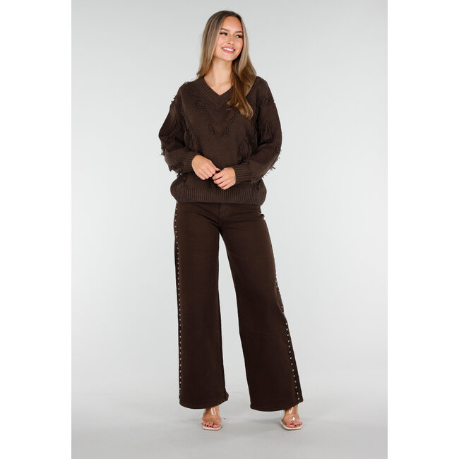 Brauner Pullover mit V-Ausschnitt und Fransen-Details