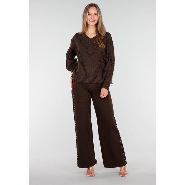 Brauner Pullover mit V-Ausschnitt und Fransen-Details
