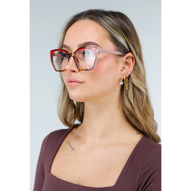 Rote Brille mit transparenten Gläsern