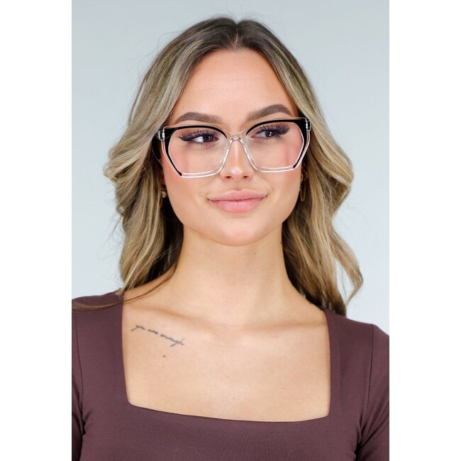 Transparente Brille mit schwarzem Rahmen