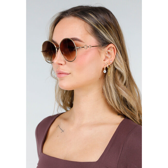 Goldfarbene runde Sonnenbrille mit braun getönten Gläsern