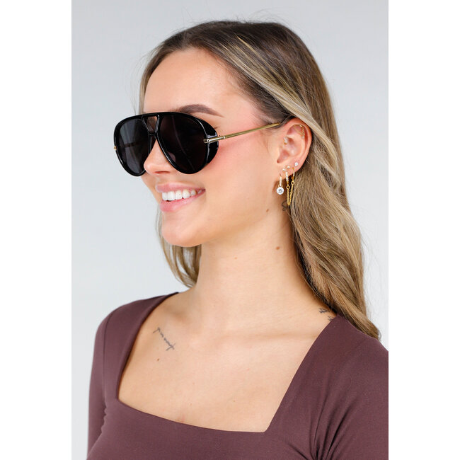 Schwarze Aviator-Sonnenbrille mit goldenen Bügeln