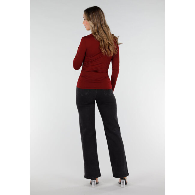 Bordeauxrotes Oberteil mit langen Ärmeln und goldenem Ringdetail