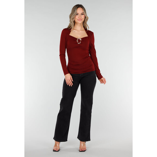 Bordeauxrotes Oberteil mit langen Ärmeln und goldenem Ringdetail