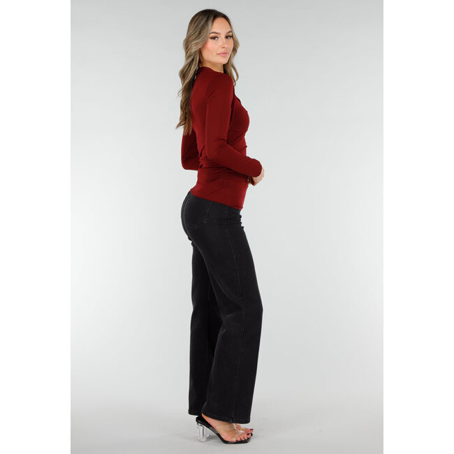 Bordeauxrotes Oberteil mit langen Ärmeln und goldenem Ringdetail