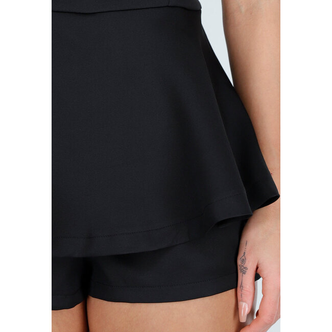 Schwarzer trägerloser Peplum-Playsuit