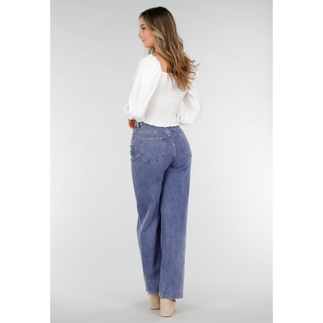 Weiße Bluse mit langen Puffärmeln und Knöpfen