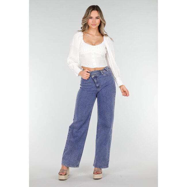 Weiße Bluse mit langen Puffärmeln und Knöpfen