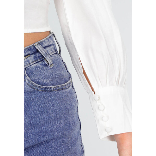 Weiße Bluse mit langen Puffärmeln und Knöpfen