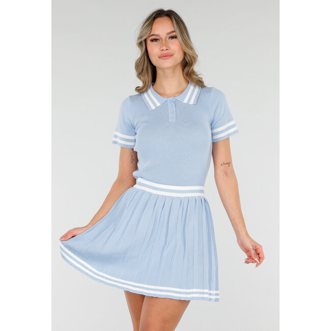 Blaues Set mit Polo-Oberteil und Plisseerock