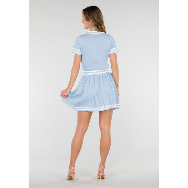 Blaues Set mit Polo-Oberteil und Plisseerock