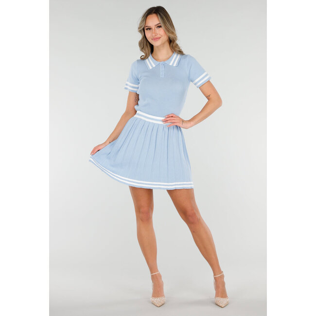 Blaues Set mit Polo-Oberteil und Plisseerock