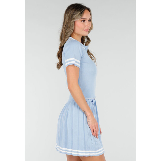 Blaues Set mit Polo-Oberteil und Plisseerock