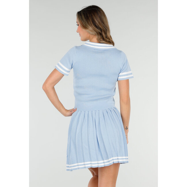 Blaues Set mit Polo-Oberteil und Plisseerock