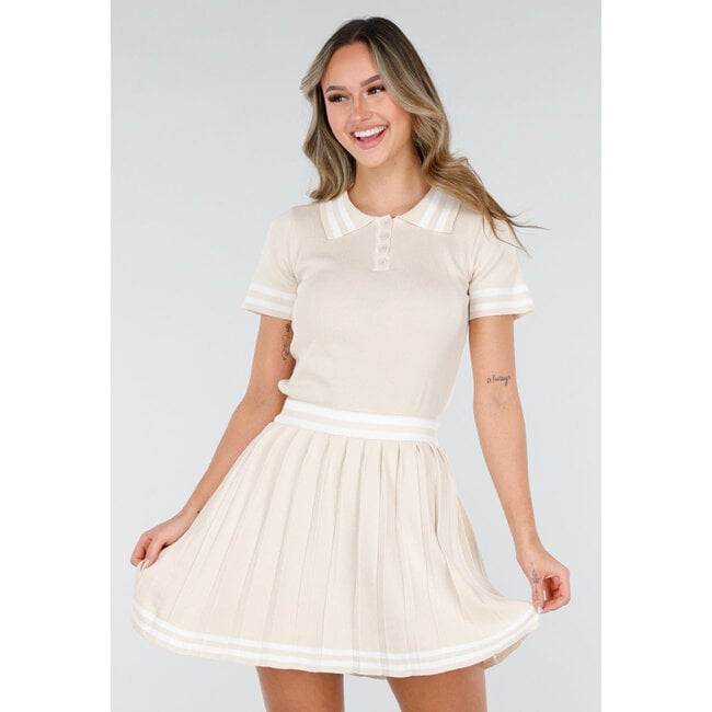 Beigefarbenes Set mit Polo-Top und Plisseerock