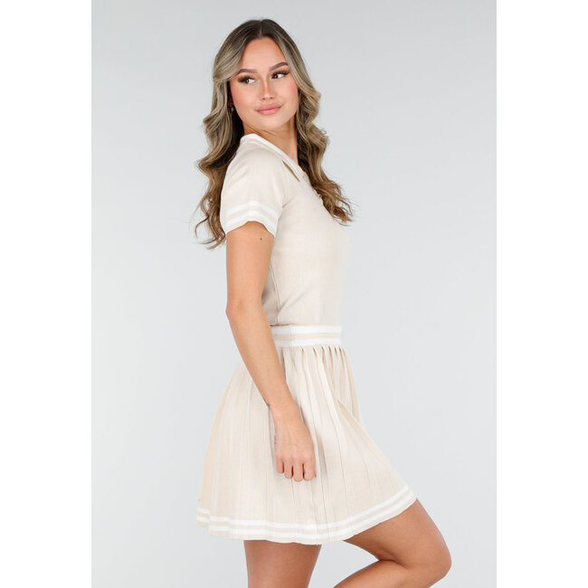 Beigefarbenes Set mit Polo-Top und Plisseerock