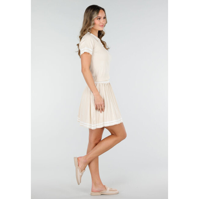 Beigefarbenes Set mit Polo-Top und Plisseerock