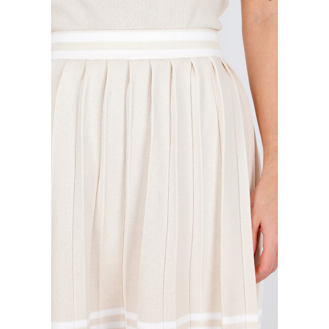 Beigefarbenes Set mit Polo-Top und Plisseerock