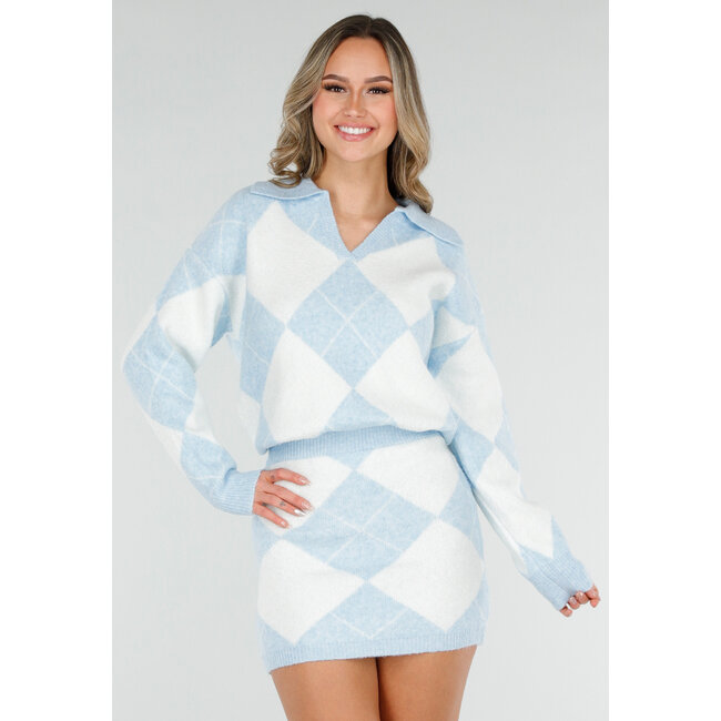 Hellblaues Strick-Set mit Karomuster, bestehend aus Pullover und Rock