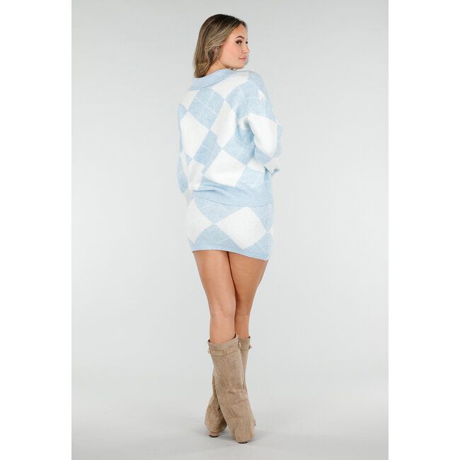Hellblaues Strick-Set mit Karomuster, bestehend aus Pullover und Rock
