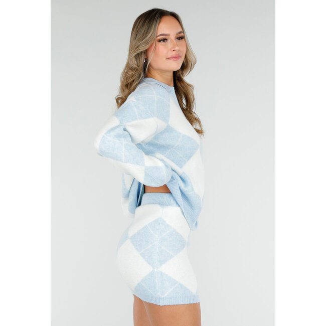 Hellblaues Strick-Set mit Karomuster, bestehend aus Pullover und Rock