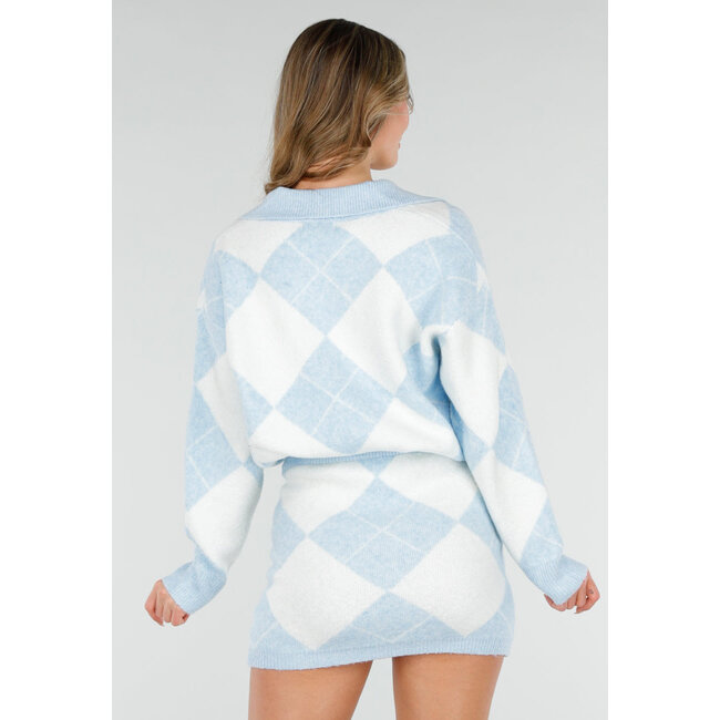 Hellblaues Strick-Set mit Karomuster, bestehend aus Pullover und Rock