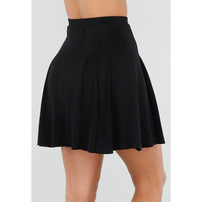 Schwarzer Faltenrock mit Zierknöpfen und Stretchanteil