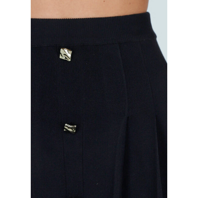 Schwarzer Faltenrock mit Zierknöpfen und Stretchanteil