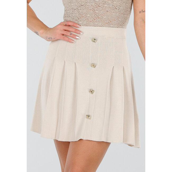 Beige Plisseerock mit Zierknöpfen
