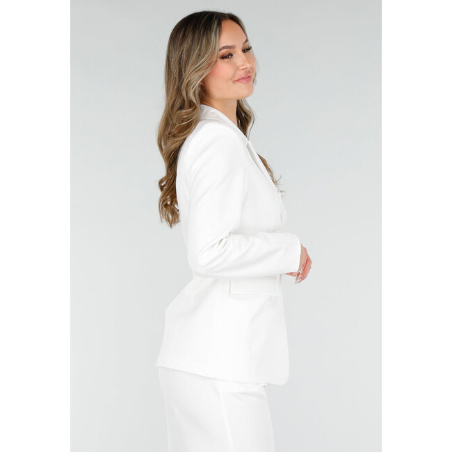 Weißer Blazer mit Schnalle