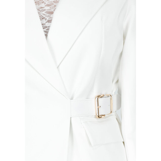 Weißer Blazer mit Schnalle
