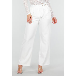 Weiße Hose mit goldener Schnalle