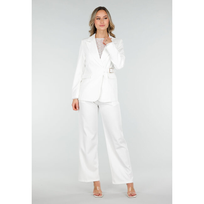 Weiße Hose mit goldfarbener Schnalle