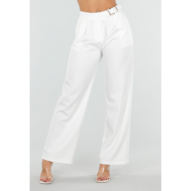 Weiße Hose mit goldfarbener Schnalle