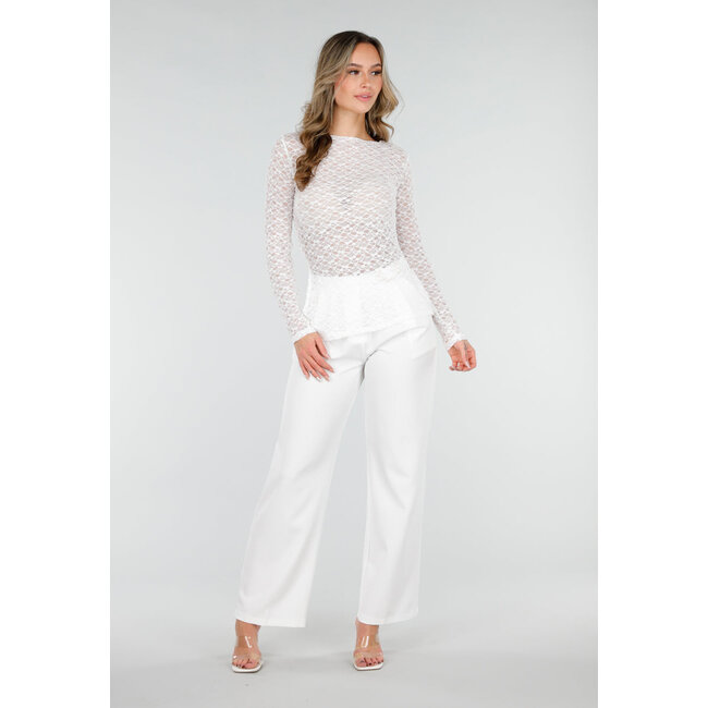 Weiße Hose mit goldfarbener Schnalle