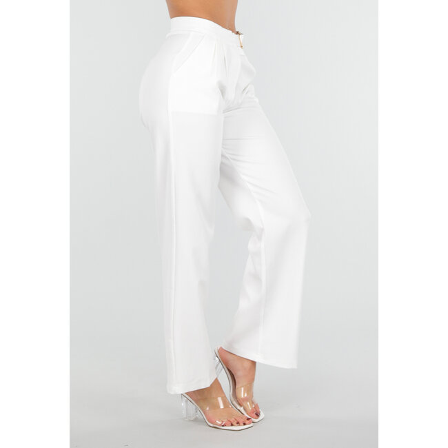 Weiße Hose mit goldfarbener Schnalle